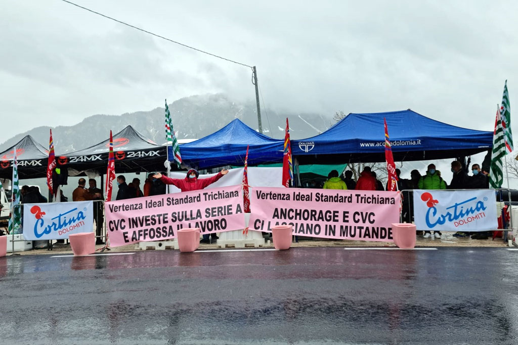 Manifestazione Ideal Standard a Cortina durante il Giro d'Italia